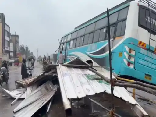 Raipur Breaking: राजधानी रायपुर में गुरुवार सुबह रिंग रोड पर एक यात्री बस अनियंत्रित होकर सड़क किनारे बने बस स्टॉप से टकरा गई। हादसा डीडी नगर थाना क्षेत्र में ग्लोबल हॉस्पिटल के सामने हुआ। टक्कर इतनी जोरदार थी कि बस स्टॉप का ढांचा क्षतिग्रस्त हो गया। घटना के बाद मौके पर कुछ देर तक अफरा-तफरी का माहौल रहा।