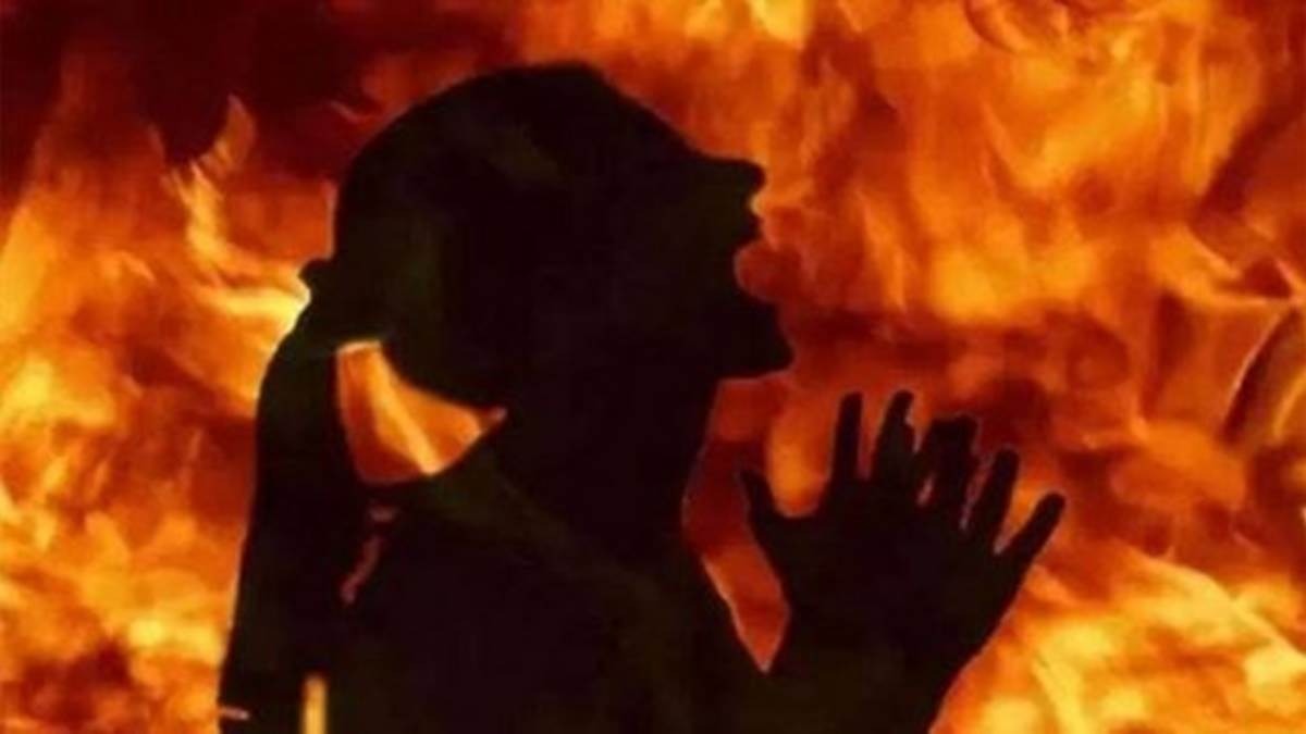 Raipur News: राजधानी रायपुर में छेड़छाड़ का विरोध करना एक युवती को भारी पड़ गया। आरोप है कि युवक ने विवाद के बाद युवती पर पेट्रोल डालकर आग लगा दी। आग की लपटों में घिरी युवती ने चीख-चीखकर मदद मांगी, जिसके बाद आसपास के लोगों ने पहुंचकर आग बुझाई। गंभीर रूप से झुलसी युवती को अस्पताल में भर्ती कराया गया है, जहां उसका इलाज जारी है। घटना माना थाना क्षेत्र की है।