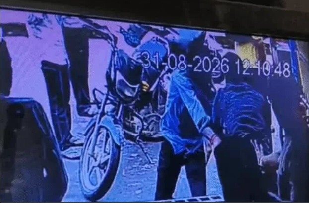 Raipur Chakubaji: राजधानी रायपुर में शराब पीने के लिए पैसे नहीं देने पर एक कारपेंटर पर चाकू से हमला करने का मामला सामने आया है। घटना आजाद चौक थाना क्षेत्र की बंगाली चाय दुकान के पास की है। आरोपी ने कारपेंटर पर ताबड़तोड़ 6 बार चाकू से वार कर उसे गंभीर रूप से घायल कर दिया। पूरी वारदात पास में लगे CCTV कैमरे में कैद हो गई। घायल का इलाज AIIMS अस्पताल में जारी है।