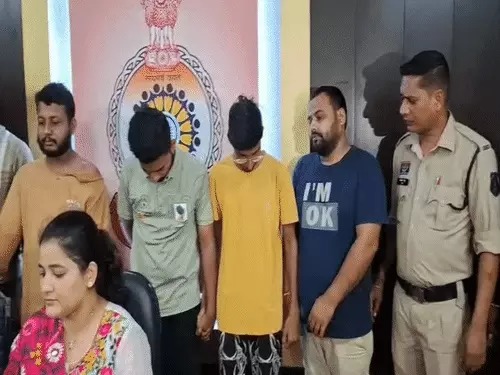 Bilaspur Loot: बिलासपुर जिले के कोटा क्षेत्र में पिस्टल की नोक पर लूट और चोरी की वारदात को अंजाम देने वाले गिरोह का पुलिस ने खुलासा किया है। पुलिस ने गिरोह के मास्टरमाइंड समेत 6 आरोपियों को गिरफ्तार किया है। आरोपियों के बीच लूटे गए जेवर और पैसों के बंटवारे को लेकर विवाद हुआ, जिसके बाद उनकी पोल खुल गई।