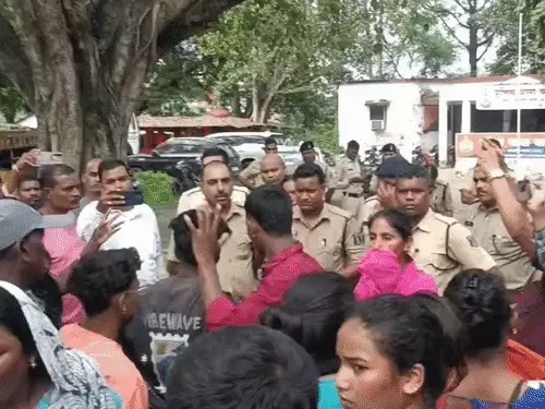 CG News: जांजगीर-चांपा जिले में पुलिस हिरासत में एक युवक की मौत के बाद हंगामा मच गया। परिजनों ने पुलिस पर मारपीट का आरोप लगाते हुए चांपा थाने का घेराव कर दिया। वहीं पुलिस का कहना है कि युवक की तबीयत खराब हुई थी और मिर्गी का दौरा पड़ने के बाद अस्पताल में उसकी मौत हुई। मामला चांपा थाना क्षेत्र का है।