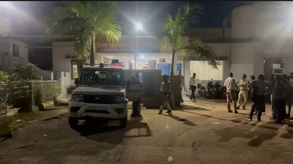 CG School Ragging: सरगुजा जिले के अंबिकापुर स्थित प्रयास आवासीय विद्यालय के हॉस्टल में रैगिंग के नाम पर दो छात्रों से मारपीट का मामला सामने आया है। आरोप है कि 12वीं कक्षा के छात्रों ने 11वीं के दो छात्रों के साथ मारपीट की और लोहे के कड़े से उनके सिर पर हमला कर दिया। घटना में दोनों छात्र घायल हो गए। मामले की जानकारी पुलिस तक पहुंचने के बाद परिजनों को इसकी सूचना मिली।