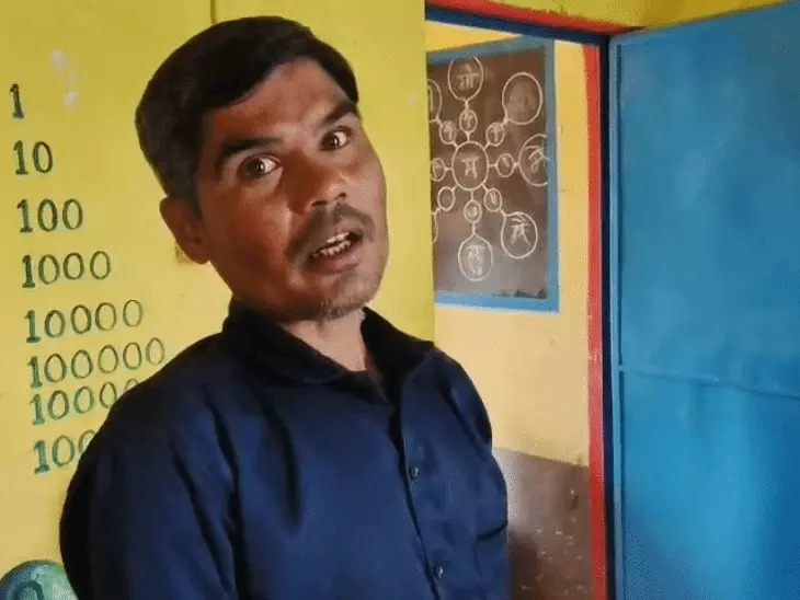 CG Teacher Video: छत्तीसगढ़ के गरियाबंद जिले में एक सरकारी स्कूल के शिक्षक पर नशे की हालत में बच्चों को पढ़ाने का आरोप लगा है। स्कूल के क्लासरूम से स्प्राइट की बोतल में महुआ शराब मिलने का भी दावा किया गया है। इस घटना का वीडियो सोशल मीडिया पर वायरल हो रहा है। हालांकि, संबंधित शिक्षक ने शराब लेकर स्कूल आने के आरोप से इनकार किया है। मामला मैनपुर ब्लॉक के ज्ञान ज्योति प्राथमिक शाला कामारपारा का है।