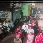 Raipur News: रायपुर के गुढ़ियारी इलाके में जन्माष्टमी कार्यक्रम के दौरान एक युवक पर चापड़ से जानलेवा हमला करने का मामला सामने आया है। घटना के समय मौके पर करीब 40 लोग मौजूद थे। आरोपी ने पीछे से आकर युवक के सिर पर चापड़ से तीन बार वार कर दिया, जिससे वह गंभीर रूप से घायल हो गया।