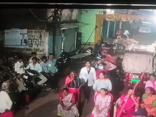 Raipur News: रायपुर के गुढ़ियारी इलाके में जन्माष्टमी कार्यक्रम के दौरान एक युवक पर चापड़ से जानलेवा हमला करने का मामला सामने आया है। घटना के समय मौके पर करीब 40 लोग मौजूद थे। आरोपी ने पीछे से आकर युवक के सिर पर चापड़ से तीन बार वार कर दिया, जिससे वह गंभीर रूप से घायल हो गया।