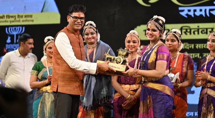 CG News: रायगढ़ में आयोजित चक्रधर समारोह के चौथे दिन बस्तर की समृद्ध लोक संस्कृति और जनजातीय परंपराओं की मनमोहक झलक देखने को मिली। बस्तर एकेडमी ऑफ डांस, आर्ट एंड लिटरेचर (बादल) आसना के कलाकारों ने लोकगीतों और पारंपरिक लोकनृत्यों की आकर्षक प्रस्तुतियों से दर्शकों को मंत्रमुग्ध कर दिया। कार्यक्रम में बड़ी संख्या में लोग शामिल हुए और कलाकारों का उत्साहवर्धन किया।