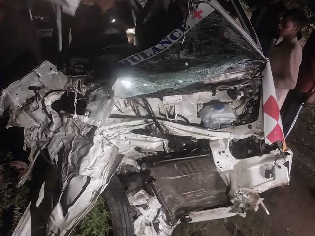 CG Ambulance Accident: बेमेतरा-कवर्धा नेशनल हाईवे-30 पर मंगलवार रात कन्हेरा गांव के पास ट्रक और एंबुलेंस के बीच जोरदार टक्कर हो गई। हादसे में एंबुलेंस सवार दो लोगों की मौत हो गई। एक व्यक्ति ने मौके पर ही दम तोड़ दिया, जबकि दूसरे की मौत इलाज के दौरान जिला अस्पताल बेमेतरा में हुई। घटना खंडसरा चौकी क्षेत्र की है।