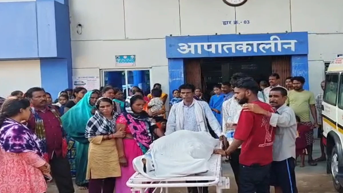 CG News: जांजगीर-चांपा जिला अस्पताल में प्रसूता की मौत के बाद परिजनों ने इलाज में लापरवाही का आरोप लगाते हुए जमकर हंगामा किया। परिजनों का कहना है कि स्टाफ नर्स द्वारा गलत इंजेक्शन लगाए जाने से महिला की तबीयत बिगड़ी और बाद में उसकी मौत हो गई। मामले की जांच और दोषियों पर कार्रवाई की मांग की गई है।