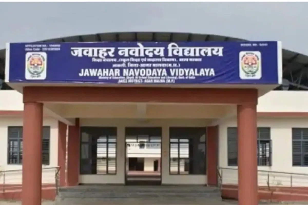 Navodaya Admission 2027: जवाहर नवोदय विद्यालय समिति ने शैक्षणिक सत्र 2027-28 के लिए कक्षा 9वीं में प्रवेश हेतु ऑनलाइन आवेदन प्रक्रिया शुरू कर दी है। नवोदय विद्यालय में प्रवेश की तैयारी कर रहे पात्र विद्यार्थी 30 सितंबर 2026 तक आवेदन कर सकते हैं। आवेदन पूरी तरह नि:शुल्क है और निर्धारित पात्रता पूरी करने वाले विद्यार्थी ही चयन प्रक्रिया में शामिल होंगे।