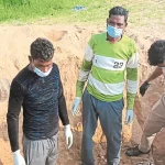 CG News: गरियाबंद जिले के कोपरा क्षेत्र के ग्राम तर्रा में महिला की संदिग्ध मौत के मामले में पुलिस ने कब्र से शव निकलवाकर जांच शुरू कर दी है। मृतका के मायके पक्ष ने पति पर गला घोंटकर हत्या करने का संदेह जताया है। अंतिम संस्कार के दौरान शव पर संदिग्ध निशान दिखाई देने के बाद परिजनों ने पुलिस से जांच की मांग की थी।
