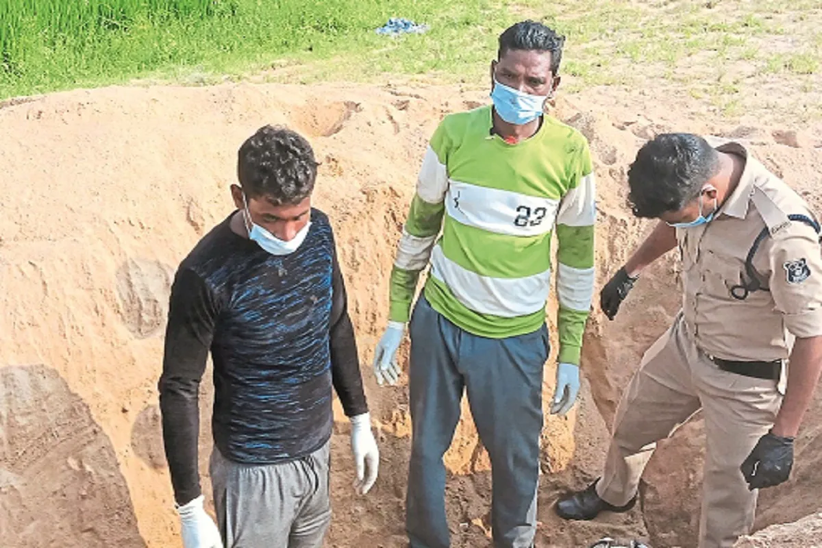 CG News: गरियाबंद जिले के कोपरा क्षेत्र के ग्राम तर्रा में महिला की संदिग्ध मौत के मामले में पुलिस ने कब्र से शव निकलवाकर जांच शुरू कर दी है। मृतका के मायके पक्ष ने पति पर गला घोंटकर हत्या करने का संदेह जताया है। अंतिम संस्कार के दौरान शव पर संदिग्ध निशान दिखाई देने के बाद परिजनों ने पुलिस से जांच की मांग की थी।