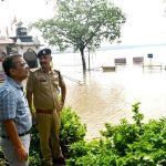 CG Flood: महानदी का जलस्तर बढ़ने के बाद जांजगीर-चांपा जिले के शिवरीनारायण और आसपास के तटीय क्षेत्रों में प्रशासन पूरी तरह सतर्क हो गया है। मुख्यमंत्री विष्णुदेव साय के निर्देश पर कलेक्टर जन्मेजय महोबे और पुलिस अधीक्षक विजय कुमार पांडेय ने शिवरीनारायण पहुंचकर बैराज, पुल और प्रभावित इलाकों का निरीक्षण किया। अधिकारियों ने सुरक्षा, राहत और बचाव व्यवस्थाओं का जायजा लेते हुए संबंधित विभागों को लगातार निगरानी रखने के निर्देश दिए।