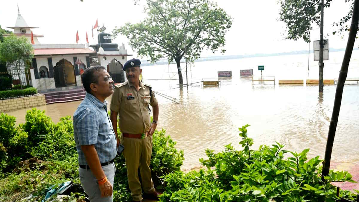 CG Flood: महानदी का जलस्तर बढ़ने के बाद जांजगीर-चांपा जिले के शिवरीनारायण और आसपास के तटीय क्षेत्रों में प्रशासन पूरी तरह सतर्क हो गया है। मुख्यमंत्री विष्णुदेव साय के निर्देश पर कलेक्टर जन्मेजय महोबे और पुलिस अधीक्षक विजय कुमार पांडेय ने शिवरीनारायण पहुंचकर बैराज, पुल और प्रभावित इलाकों का निरीक्षण किया। अधिकारियों ने सुरक्षा, राहत और बचाव व्यवस्थाओं का जायजा लेते हुए संबंधित विभागों को लगातार निगरानी रखने के निर्देश दिए।