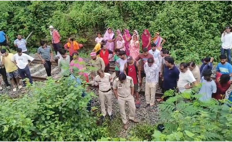 CG News: छत्तीसगढ़ के मनेन्द्रगढ़ जिले में शुक्रवार सुबह रेलवे लाइन के किनारे नाले में एक युवक का शव मिलने से इलाके में सनसनी फैल गई। घटना की सूचना मिलते ही सिटी कोतवाली पुलिस मौके पर पहुंची और शव को कब्जे में लेकर जांच शुरू कर दी।