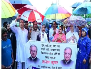 Raipur News: राजधानी रायपुर में मुख्य चुनाव आयुक्त ज्ञानेश कुमार के इस्तीफे और वोट चोरी के आरोपों को लेकर कांग्रेस सोमवार को कलेक्ट्रेट का घेराव करेगी। कांग्रेस का यह प्रदर्शन दोपहर में आयोजित किया जाएगा। प्रदेश कांग्रेस के नए प्रभारी सुखदेव भगत भी इस प्रदर्शन में शामिल होंगे।