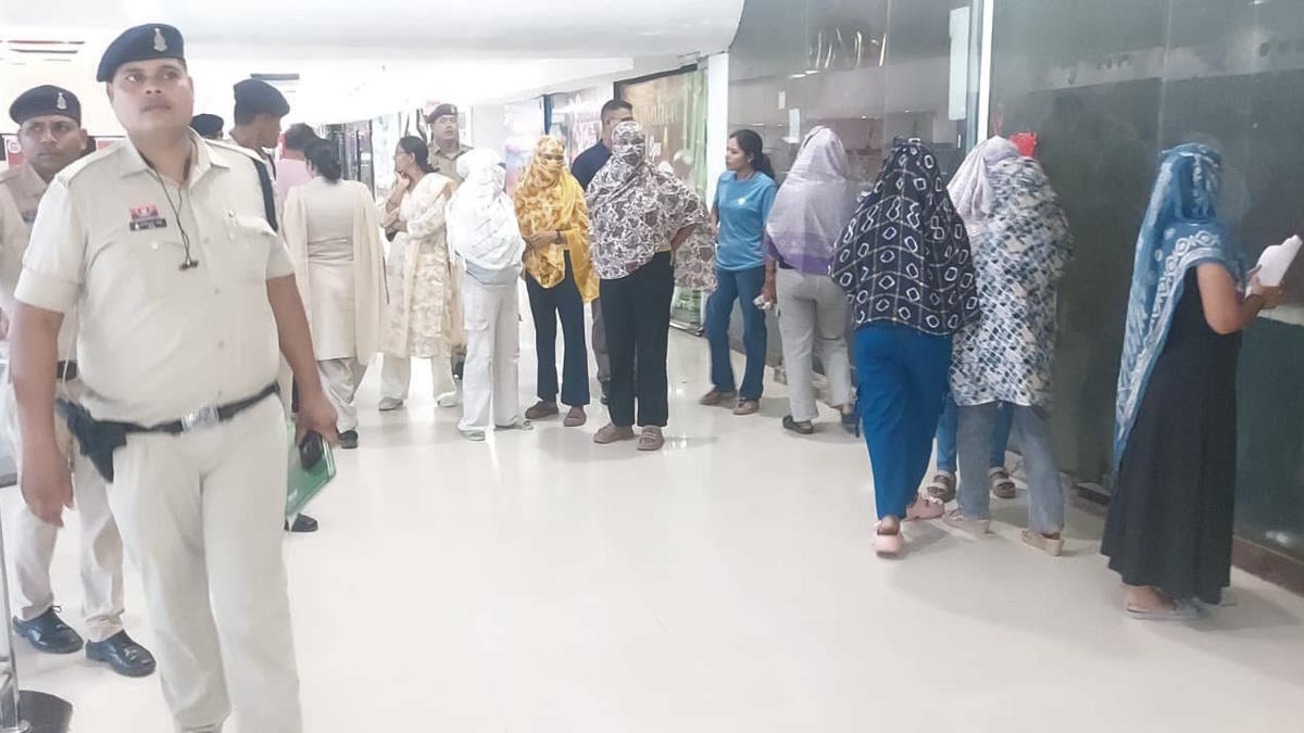 Bhilai News: भिलाई के सूर्या मॉल स्थित सेंशेसन स्पा सेंटर में अवैध गतिविधियों की शिकायत के बाद पुलिस ने जांच और रेड कार्रवाई की। हालांकि जांच के दौरान स्पा सेंटर में किसी भी तरह की अनैतिक गतिविधि की पुष्टि नहीं हुई। पुलिस ने मौके पर मौजूद युवतियों और स्पा संचालक से भविष्य में नियमों का उल्लंघन नहीं करने को लेकर बाउंड ओवर की कार्रवाई की है।