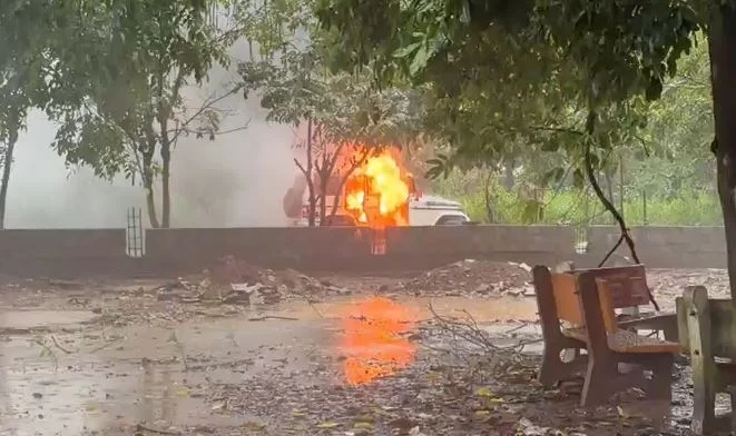 CG Police Vehicle Fire: सुकमा जिले में शुक्रवार को एक बड़ा हादसा टल गया। कुम्हाररास स्थित कलेक्टर कार्यालय परिसर के पास सुकमा पुलिस की एक शासकीय वाहन में अचानक आग लग गई। देखते ही देखते वाहन से ऊंची लपटें उठने लगीं, जिससे मौके पर अफरा-तफरी मच गई।