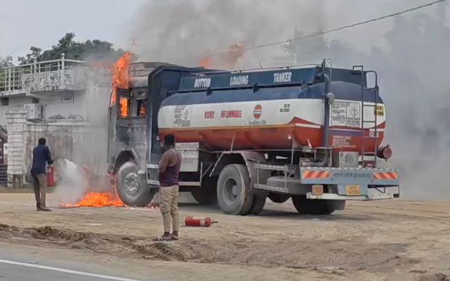 CG Tanker Fire: छत्तीसगढ़ के कोरबा जिले में कटघोरा-अंबिकापुर नेशनल हाईवे-130 पर पेट्रोल-डीजल से भरे टैंकर में भीषण आग लगने से हड़कंप मच गया। टैंकर में आग लगने के बाद चालक और कंडक्टर ने समय रहते बाहर निकलकर अपनी जान बचाई। सूचना मिलने पर फायर ब्रिगेड की टीम ने मौके पर पहुंचकर आग पर काबू पाया।