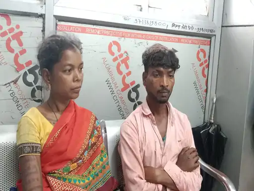 Jashpur Murder: छत्तीसगढ़ के जशपुर जिले में तंबाखू मांगने को लेकर हुए मामूली विवाद ने खूनी रूप ले लिया। सन्ना थाना क्षेत्र में 22 वर्षीय युवक पर लोहे की रॉड से हमला कर दिया गया। गंभीर रूप से घायल युवक का अंबिकापुर मेडिकल कॉलेज अस्पताल में इलाज चल रहा था, जहां मंगलवार को उसकी मौत हो गई। घटना के बाद आरोपी फरार है और पुलिस उसकी तलाश में जुटी है।