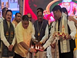 Agrasen Jayanti Holiday: छत्तीसगढ़ के मुख्यमंत्री विष्णुदेव साय ने अंबिकापुर में आयोजित अग्र महाकुंभ 2026 में अग्रसेन जयंती पर सार्वजनिक अवकाश की घोषणा की है। अग्रवाल समाज की मांग पर मुख्यमंत्री ने यह ऐलान करते हुए भगवान अग्रसेन की जीवनी को माध्यमिक स्तर के पाठ्यक्रम में शामिल करने के लिए प्रस्ताव रखने की बात भी कही।