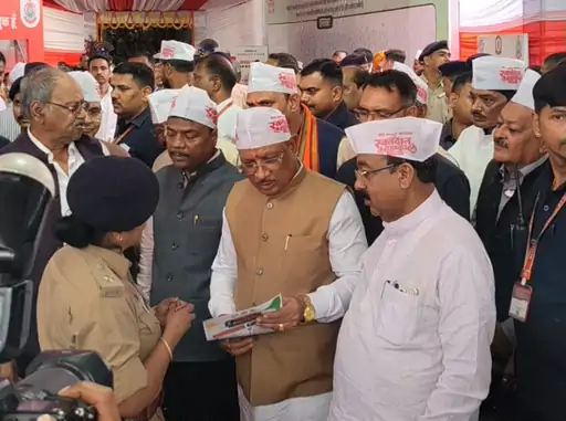 Raipur News: सड़क सुरक्षा संकल्प अभियान के तहत मुख्यमंत्री विष्णुदेव साय ने सड़क सुरक्षा संकल्प पोस्टर पर हस्ताक्षर कर सुरक्षित यातायात का संकल्प लिया। उन्होंने सड़क हादसों को कम करने और यातायात नियमों के पालन को लेकर अपनी प्रतिबद्धता जताई।