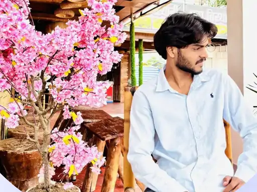 CG News: अंबिकापुर में 19 वर्षीय कॉलेज छात्र का शव घुनघुट्टा डैम से बरामद किया गया है। छात्र ने डैम में छलांग लगा दी थी। घटना से पहले उसने अपने इंस्टाग्राम अकाउंट पर फिल्म 'आशिकी-2' से जुड़ी एक स्टोरी साझा की थी। हालांकि, पुलिस ने स्पष्ट किया है कि स्टोरी और घटना के बीच किसी संबंध की पुष्टि नहीं हुई है। मामले की जांच जारी है।