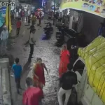 CG Chakubaji: अंबिकापुर में गणेश प्रतिमा विसर्जन के दौरान डीजे की तेज आवाज को लेकर हुए विवाद ने हिंसक रूप ले लिया। घुटरापारा इलाके में कुछ युवकों ने एक महिला और उसके नाबालिग बेटे पर चाकू से हमला कर दिया। हमले में दोनों गंभीर रूप से घायल हो गए। नाबालिग की हालत गंभीर होने पर उसे आईसीयू में भर्ती कराया गया है। घटना का सीसीटीवी वीडियो भी सामने आया है।