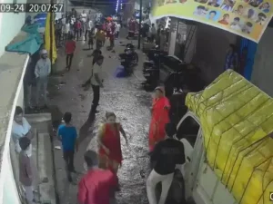 CG Chakubaji: अंबिकापुर में गणेश प्रतिमा विसर्जन के दौरान डीजे की तेज आवाज को लेकर हुए विवाद ने हिंसक रूप ले लिया। घुटरापारा इलाके में कुछ युवकों ने एक महिला और उसके नाबालिग बेटे पर चाकू से हमला कर दिया। हमले में दोनों गंभीर रूप से घायल हो गए। नाबालिग की हालत गंभीर होने पर उसे आईसीयू में भर्ती कराया गया है। घटना का सीसीटीवी वीडियो भी सामने आया है।