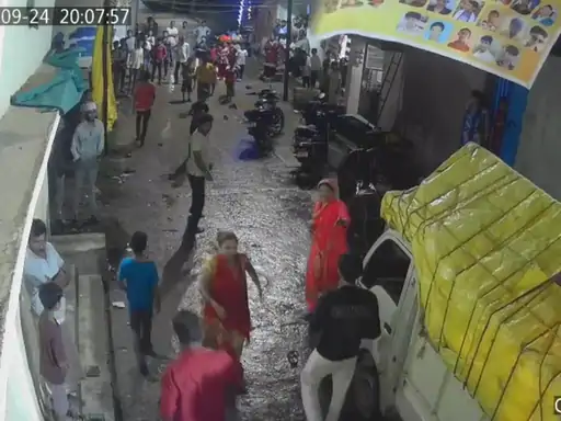CG Chakubaji: अंबिकापुर में गणेश प्रतिमा विसर्जन के दौरान डीजे की तेज आवाज को लेकर हुए विवाद ने हिंसक रूप ले लिया। घुटरापारा इलाके में कुछ युवकों ने एक महिला और उसके नाबालिग बेटे पर चाकू से हमला कर दिया। हमले में दोनों गंभीर रूप से घायल हो गए। नाबालिग की हालत गंभीर होने पर उसे आईसीयू में भर्ती कराया गया है। घटना का सीसीटीवी वीडियो भी सामने आया है।