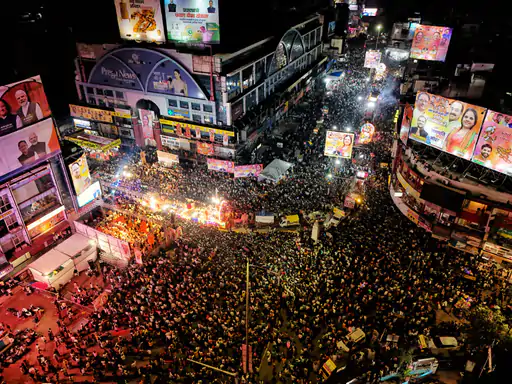 Raipur Ganesh Jhanki: राजधानी रायपुर में गणेश विसर्जन झांकी के दौरान रातभर श्रद्धालुओं की भारी भीड़ उमड़ी। शारदा चौक से महादेवघाट तक निकली झांकियों में विभिन्न धार्मिक प्रसंगों और पौराणिक कथाओं का आकर्षक प्रदर्शन किया गया। झांकी देखने के लिए जयस्तंभ चौक समेत पूरे मार्ग पर बड़ी संख्या में लोग मौजूद रहे।