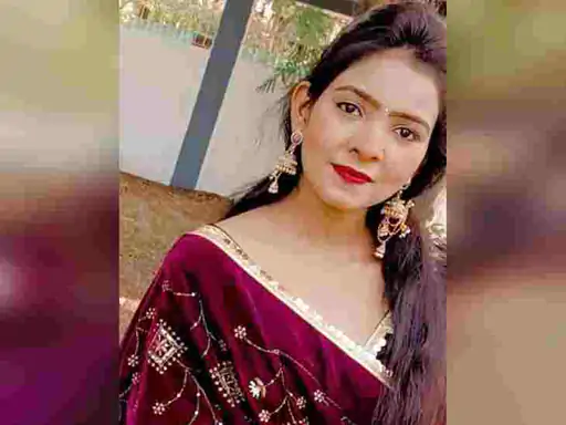 CG News: छत्तीसगढ़ के दुर्ग में महाराष्ट्र की रहने वाली 26 वर्षीय युवती की संदिग्ध परिस्थितियों में मौत का मामला सामने आया है। शंकर नगर इलाके में 27 सितंबर को युवती अंजलि घोड़ेस्वर की फांसी पर लटकी लाश मिली थी। बताया जा रहा है कि उसके लिव-इन पार्टनर और CISF जवान करण सिंह ने उसे फंदे से उतारकर अपनी गोद में रखा था।