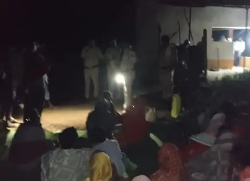 CG News: महासमुंद जिले के बागबाहरा वन परिक्षेत्र के तमोरा में वन विभाग के रेंजर और डिप्टी रेंजर के साथ मारपीट और बंधक बनाने का मामला सामने आया है। आरोप है कि ग्रामीणों ने दोनों अधिकारियों को लाठी-डंडों से पीटा और करीब 5 घंटे तक एक मकान में बंधक बनाकर रखा। इस दौरान रेंजर का पर्स और डिप्टी रेंजर का मोबाइल भी छीन लिया गया।