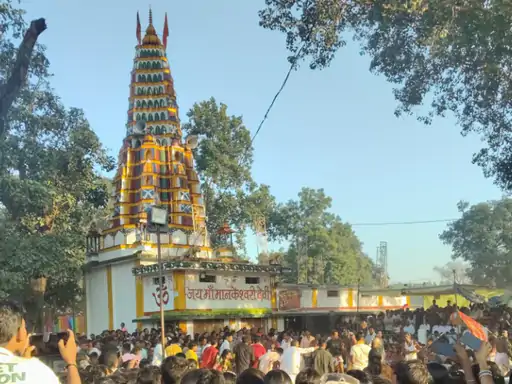 Sharad Purnima 2026: छत्तीसगढ़ के रायगढ़ जिले के करमागढ़ स्थित मां मानकेश्वरी देवी मंदिर में शरद पूर्णिमा के अवसर पर 500 साल पुरानी बल पूजा की परंपरा निभाई गई। रायगढ़ राजपरिवार की कुलदेवी माने जाने वाली मां मानकेश्वरी देवी के मंदिर में मनोकामना पूरी होने पर श्रद्धालु बकरे लेकर पहुंचे। इस बार करीब 50 से 60 बकरों की बलि दी गई।