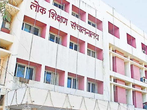 Raipur News: छत्तीसगढ़ में जर्जर और भवनविहीन सरकारी स्कूलों की जानकारी समय पर उपलब्ध नहीं कराने पर लोक शिक्षण संचालनालय ने सख्त रुख अपनाया है। बलौदाबाजार को छोड़कर प्रदेश के 32 जिला शिक्षा अधिकारियों (डीईओ) को कारण बताओ नोटिस जारी किया गया है। समय पर संतोषजनक जवाब नहीं मिलने पर अनुशासनात्मक कार्रवाई के साथ अक्टूबर माह का वेतन रोकने की चेतावनी भी दी गई है।