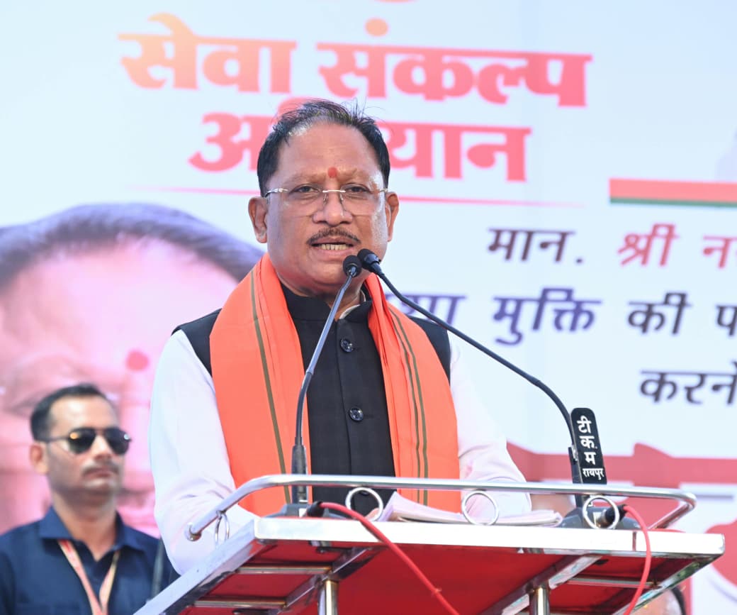 Raipur News: मुख्यमंत्री विष्णु देव साय गुरुवार को राजधानी रायपुर में आयोजित नशामुक्ति पदयात्रा में शामिल हुए। देवेंद्र नगर चौक से लाल चौक तक निकाली गई इस पदयात्रा में बड़ी संख्या में स्कूली छात्र-छात्राएं, युवा, महिलाएं, जनप्रतिनिधि और नागरिक शामिल हुए। मुख्यमंत्री ने लोगों के साथ पैदल चलकर नशामुक्त और स्वस्थ समाज बनाने का संदेश दिया।
