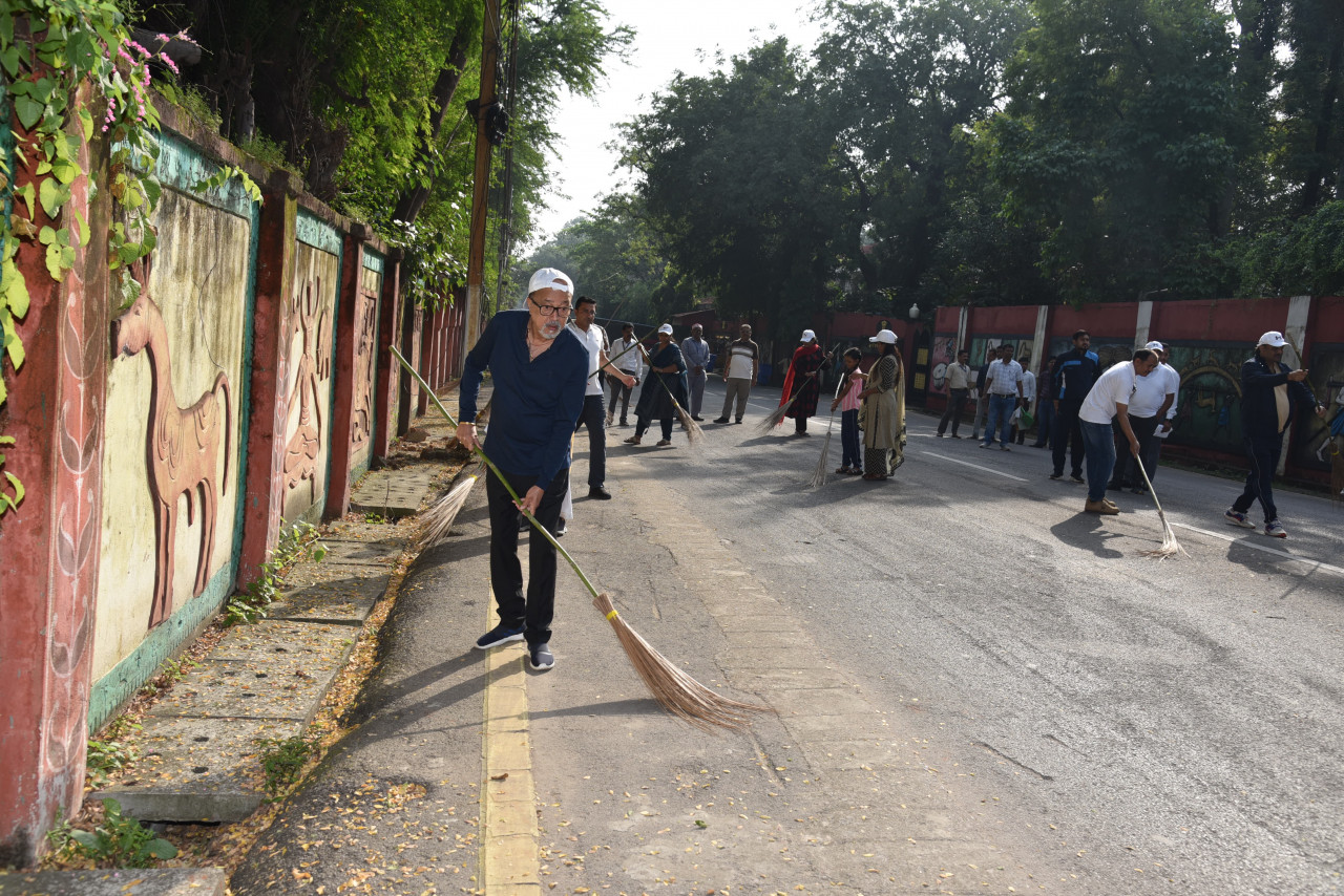 Raipur News: राज्यपाल रमेन डेका ने राष्ट्रपिता महात्मा गांधी की जयंती के अवसर पर स्वच्छ भारत अभियान के तहत लोक भवन परिसर के बाहर साफ-सफाई कर स्वच्छता का संदेश दिया। इस दौरान राज्यपाल ने लोक भवन परिसर में आयोजित स्वच्छता गतिविधियों में हिस्सा लिया और स्वयं झाड़ू लगाकर सफाई की। लोक भवन के अधिकारी और कर्मचारियों ने भी सुबह परिसर के अलग-अलग स्थानों पर स्वच्छता अभियान चलाया। सभी ने कचरा एकत्रित कर उसका उचित तरीके से निपटान किया।