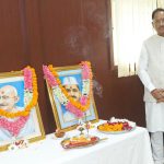 Gandhi Jayanti 2026: मुख्यमंत्री विष्णु देव साय ने नई दिल्ली स्थित छत्तीसगढ़ सदन में राष्ट्रपिता महात्मा गांधी और पूर्व प्रधानमंत्री स्वर्गीय लाल बहादुर शास्त्री की जयंती के अवसर पर उनके चित्र पर पुष्प अर्पित कर श्रद्धांजलि दी। इस दौरान मुख्यमंत्री ने दोनों महान नेताओं के विचारों और योगदान को याद करते हुए उन्हें नमन किया।