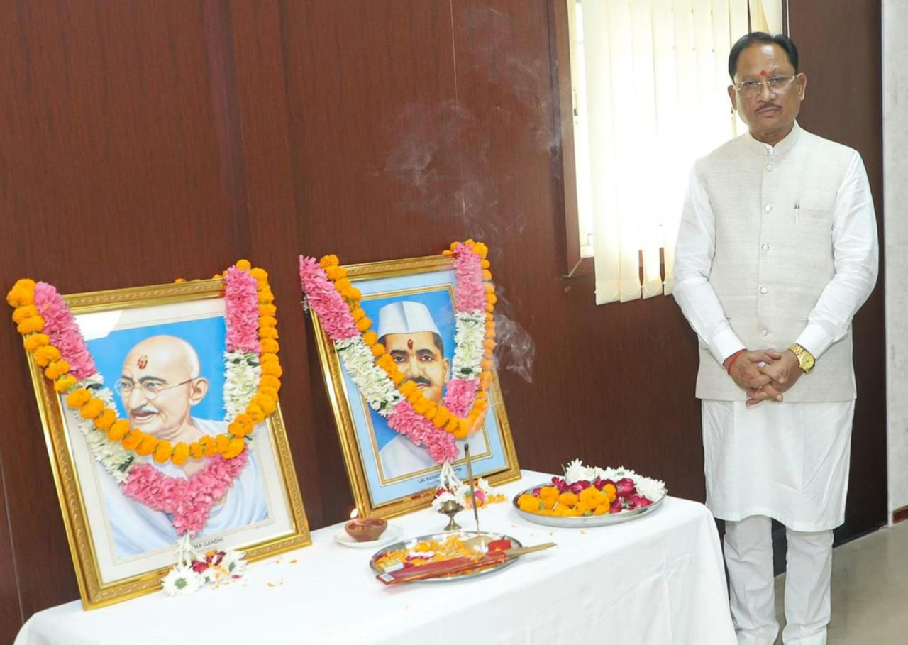 Gandhi Jayanti 2026: मुख्यमंत्री विष्णु देव साय ने नई दिल्ली स्थित छत्तीसगढ़ सदन में राष्ट्रपिता महात्मा गांधी और पूर्व प्रधानमंत्री स्वर्गीय लाल बहादुर शास्त्री की जयंती के अवसर पर उनके चित्र पर पुष्प अर्पित कर श्रद्धांजलि दी। इस दौरान मुख्यमंत्री ने दोनों महान नेताओं के विचारों और योगदान को याद करते हुए उन्हें नमन किया।