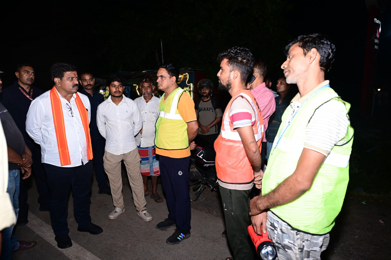 Raipur News: कवर्धा-बेमेतरा मार्ग पर सड़क के बीच पशुओं को बैठे देखकर उप मुख्यमंत्री एवं कवर्धा विधायक विजय शर्मा ने नाराजगी जताई। कवर्धा जाते समय मंगलवार देर रात बेमेतरा टोल प्लाजा के पास उन्होंने अपना वाहन रुकवाया और अधिकारियों से हाइवे पेट्रोलिंग व्यवस्था की जानकारी ली।