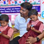 CG News: वन मंत्री केदार कश्यप ने गुरुवार को कोंडागांव जिले के गोलावंड स्थित स्कूलपारा आंगनवाड़ी केंद्र में आयोजित आंगन मिलन सेवा कार्यक्रम में शामिल होकर बच्चों, गर्भवती महिलाओं और आंगनवाड़ी कार्यकर्ताओं से संवाद किया। सेवा संकल्प अभियान के तहत आयोजित इस कार्यक्रम में उन्होंने पोषण और कुपोषण की स्थिति की जानकारी लेते हुए बच्चों और गर्भवती महिलाओं के स्वास्थ्य पर विशेष ध्यान देने के निर्देश दिए।