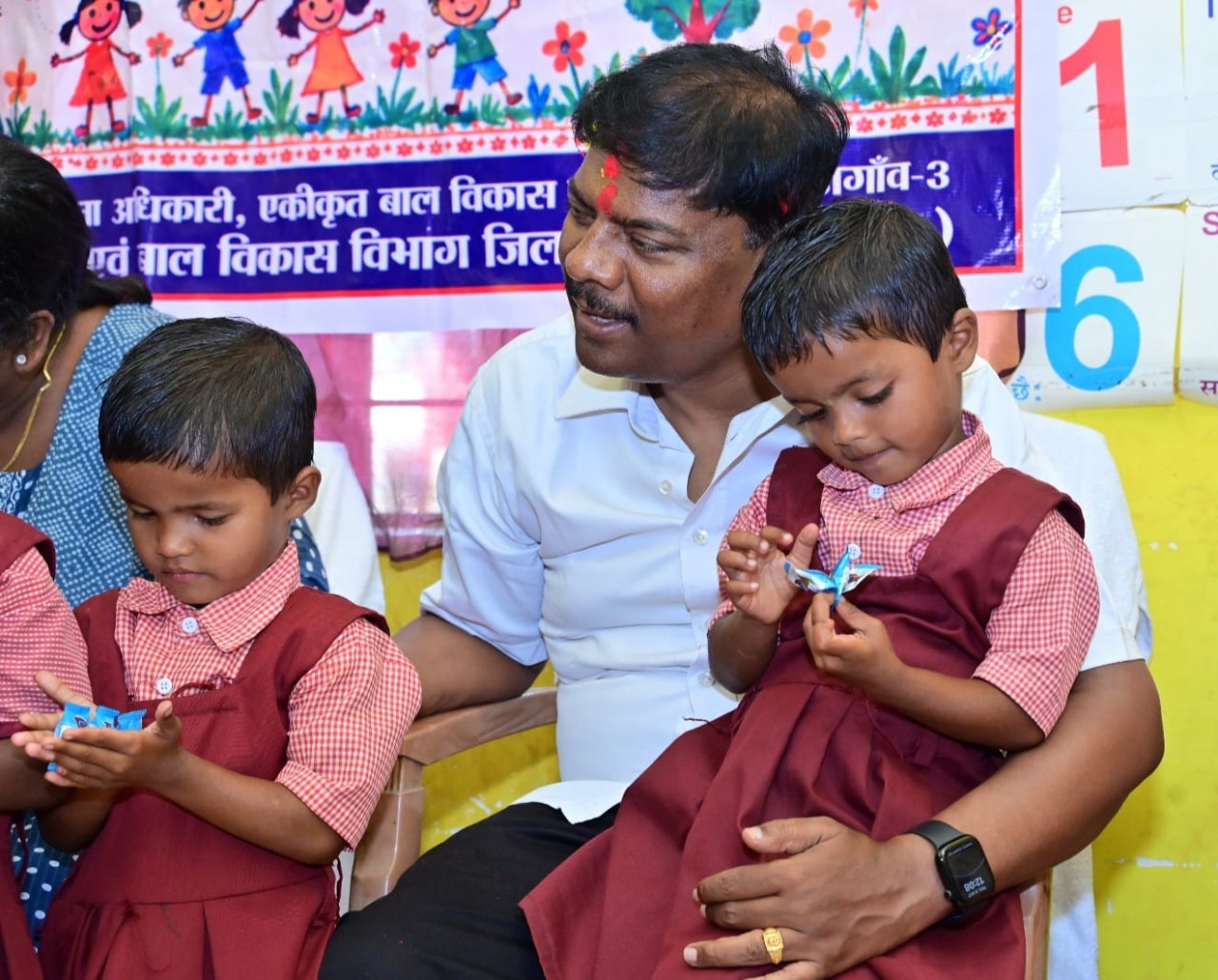 CG News: वन मंत्री केदार कश्यप ने गुरुवार को कोंडागांव जिले के गोलावंड स्थित स्कूलपारा आंगनवाड़ी केंद्र में आयोजित आंगन मिलन सेवा कार्यक्रम में शामिल होकर बच्चों, गर्भवती महिलाओं और आंगनवाड़ी कार्यकर्ताओं से संवाद किया। सेवा संकल्प अभियान के तहत आयोजित इस कार्यक्रम में उन्होंने पोषण और कुपोषण की स्थिति की जानकारी लेते हुए बच्चों और गर्भवती महिलाओं के स्वास्थ्य पर विशेष ध्यान देने के निर्देश दिए।
