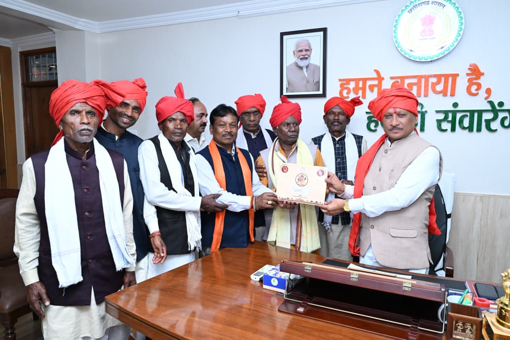 Bastar Dussehra 2026: विश्व प्रसिद्ध बस्तर दशहरा 2026 में मुख्यमंत्री विष्णु देव साय शामिल होंगे। शुक्रवार शाम मुख्यमंत्री निवास कार्यालय में बस्तर सांसद महेश कश्यप के नेतृत्व में बस्तर दशहरा समिति, जगदलपुर के प्रतिनिधिमंडल ने मुख्यमंत्री से मुलाकात कर उन्हें महापर्व में शामिल होने का आमंत्रण दिया। इस दौरान बस्तर की पारंपरिक पागा पहनाकर मुख्यमंत्री का सम्मान भी किया गया।
