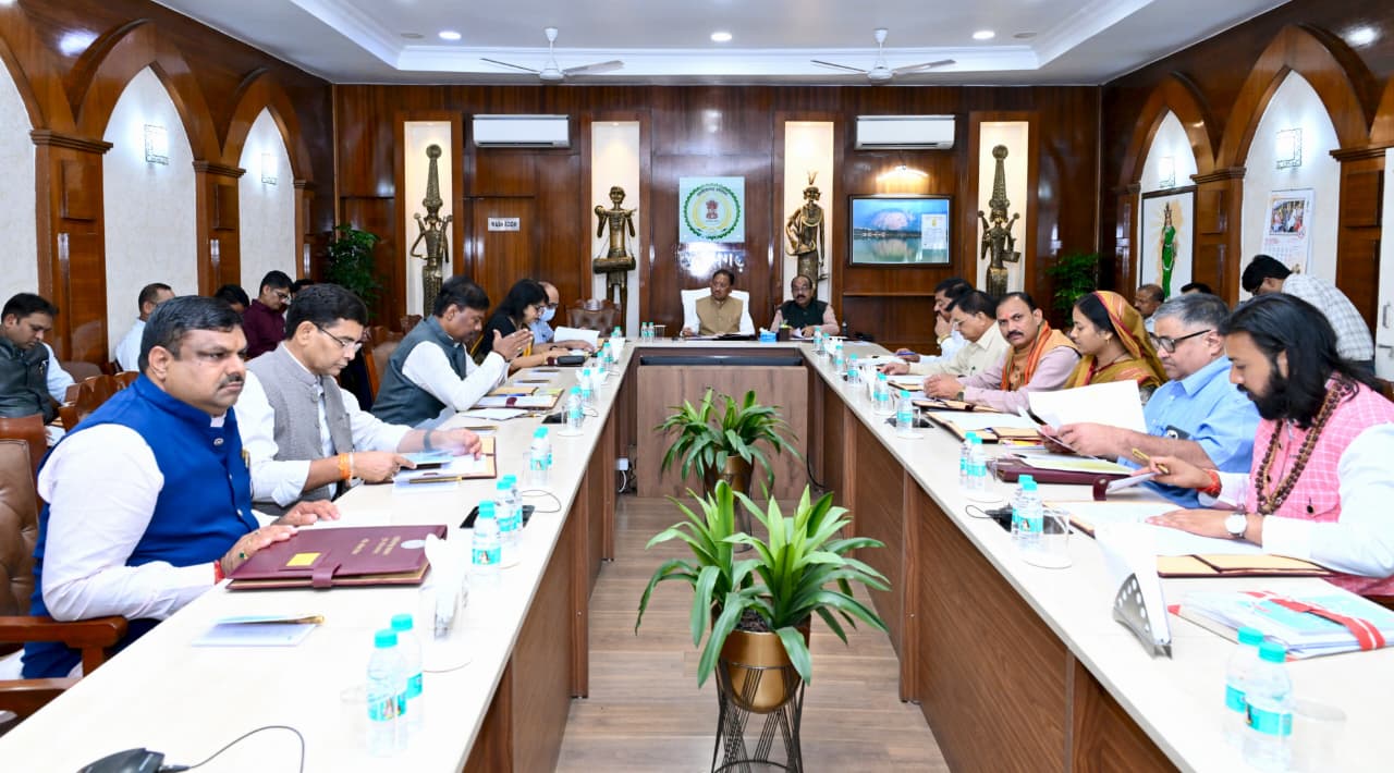 CG Cabinet Decision: छत्तीसगढ़ मंत्रिपरिषद की बैठक में प्रधानमंत्री नरेंद्र मोदी के सरकार के मुखिया के रूप में 25 वर्ष पूरे होने पर अभिनंदन प्रस्ताव पारित किया गया। मुख्यमंत्री ने कहा कि यह केवल उपलब्धि का अवसर नहीं है, बल्कि राष्ट्र प्रथम, जनसेवा, सुशासन, गरीब कल्याण और अंत्योदय के सिद्धांतों पर आधारित कर्मयात्रा का ऐतिहासिक पड़ाव है।