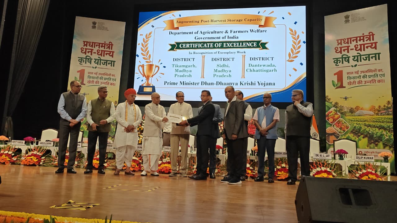 CG Agriculture Award: छत्तीसगढ़ ने कृषि विकास और किसान कल्याण के क्षेत्र में राष्ट्रीय स्तर पर बड़ी उपलब्धि हासिल की है। भारत सरकार की प्रधानमंत्री कृषि धन-धान्य योजना के उत्कृष्ट क्रियान्वयन के लिए दक्षिण बस्तर के दंतेवाड़ा जिले को देश का 'सर्वश्रेष्ठ जिला' राष्ट्रीय पुरस्कार प्रदान किया गया है। यह सम्मान किसानों के हित में किए गए प्रभावी कार्यों, कृषि क्षेत्र में नवाचार और योजनाओं के बेहतर क्रियान्वयन का परिणाम माना जा रहा है।