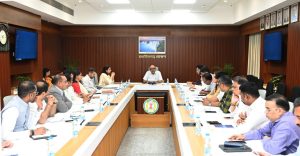 CG News: रायपुर में मुख्य सचिव की समीक्षा बैठक, CM हेल्पलाइन शिकायतों का गंभीरता से