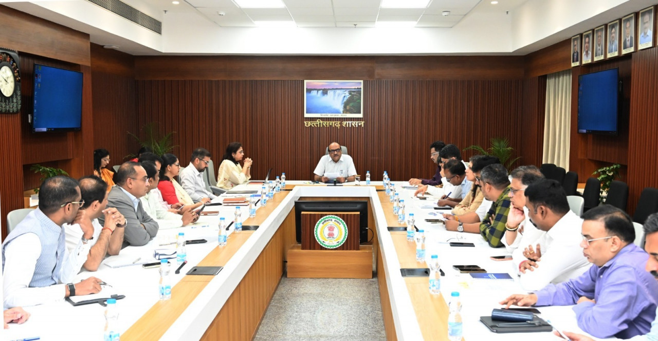 CG News: रायपुर में मुख्य सचिव की समीक्षा बैठक, CM हेल्पलाइन शिकायतों का गंभीरता से