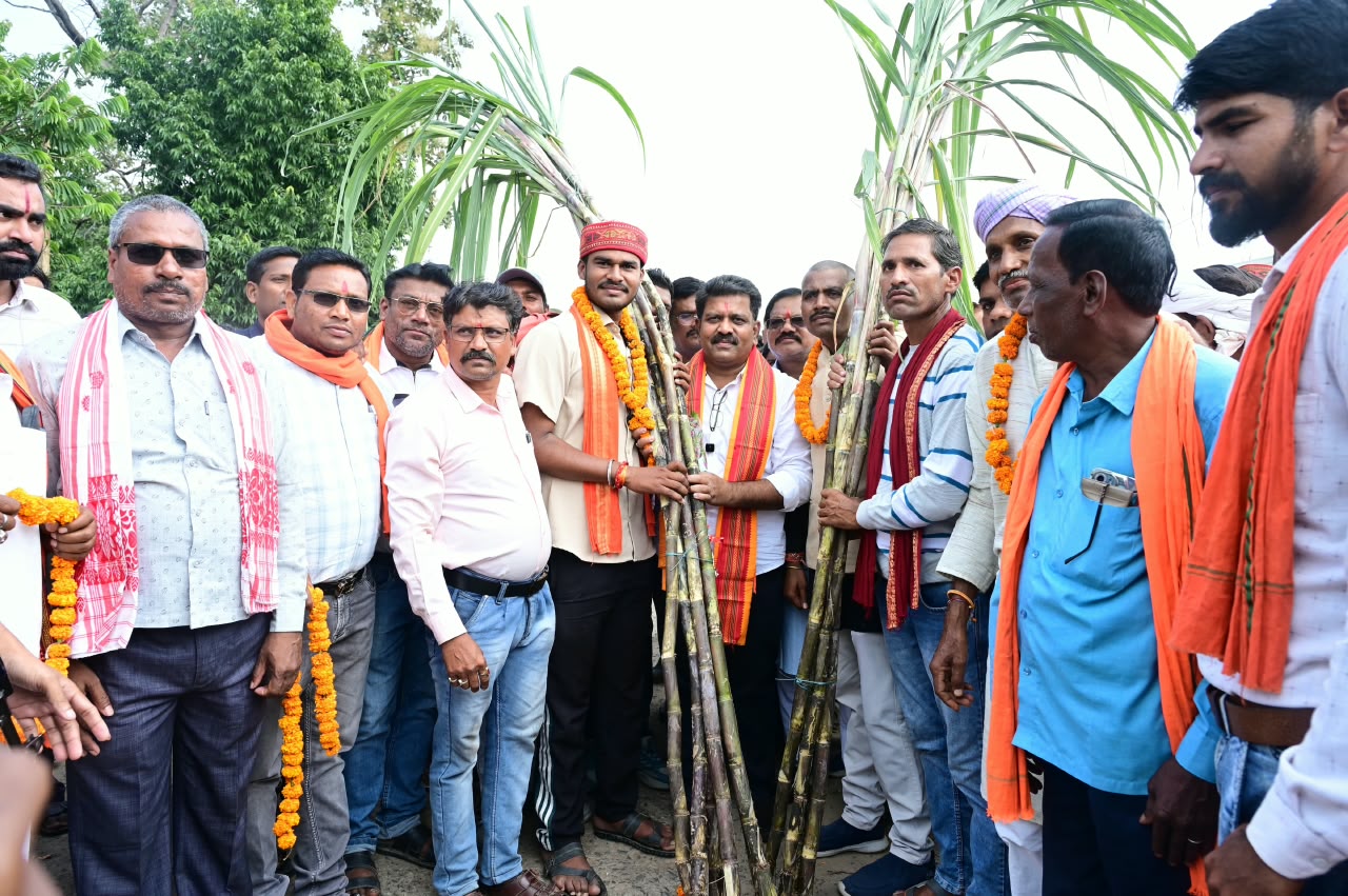 CG Sugarcane Price: कबीरधाम जिले के गन्ना उत्पादक किसानों में गन्ने का मूल्य 425 रुपये प्रति क्विंटल किए जाने से खुशी का माहौल है। किसानों ने इस फैसले को अपने हित में बताते हुए उप मुख्यमंत्री विजय शर्मा का अभिनंदन किया और गन्ना भेंटकर आभार जताया।