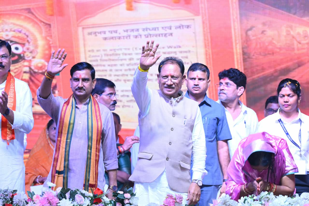 CG News: मुख्यमंत्री विष्णु देव साय ने शिवरीनारायण महोत्सव के शुभारंभ अवसर पर जांजगीर-चांपा जिले के शिवरीनारायण को कई बड़ी विकास परियोजनाओं की सौगात दी। उन्होंने महानदी पर 63 करोड़ रुपये से अधिक की लागत से नए पुल के निर्माण, एसटीपी प्लांट की स्थापना और राम वनगमन पर्यटन परिपथ के तहत क्षेत्र के विकास की घोषणा की। साथ ही शिवरीनारायण को नगरपालिका बनाने के लिए आवश्यक सर्वे कराने की बात भी कही।