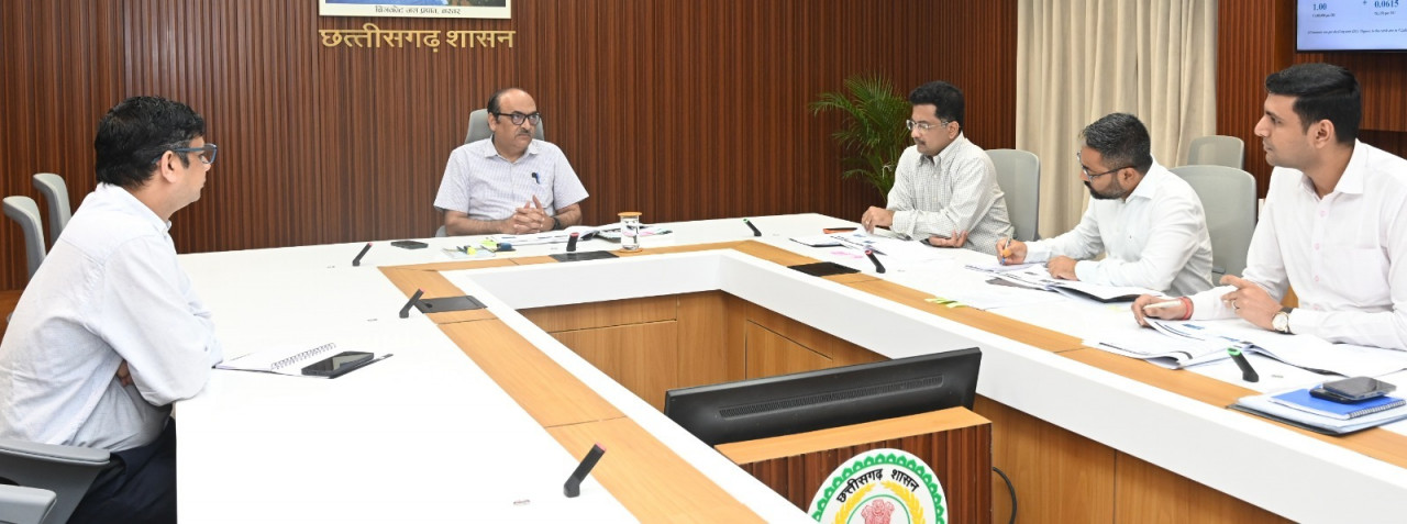 CG PM Awas Yojana: मुख्य सचिव विकासशील की अध्यक्षता में मंत्रालय महानदी भवन में प्रधानमंत्री आवास योजना (शहरी) 1.0 और 2.0 की राज्य स्तरीय स्वीकृति एवं निगरानी समिति की बैठक आयोजित हुई। बैठक में योजना की प्रगति की समीक्षा करते हुए अधिकारियों को स्वीकृत आवासों का निर्माण जल्द पूरा कराने और तेजी से काम करने वाले हितग्राहियों को प्रोत्साहित करने के निर्देश दिए गए।