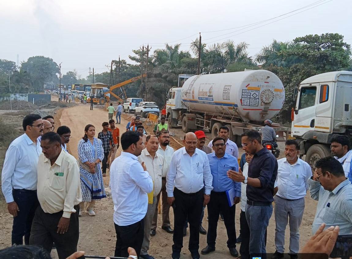 CG Road Repair: लोक निर्माण विभाग के सचिव मुकेश कुमार बंसल ने कोरबा जिले में निर्माणाधीन सड़कों, पुल-पुलियों और भवन निर्माण कार्यों का निरीक्षण कर प्रगति और गुणवत्ता की समीक्षा की। उन्होंने अधिकारियों को सभी कार्य निर्धारित समय-सीमा में गुणवत्तापूर्ण तरीके से पूरा करने और नियमित निगरानी सुनिश्चित करने के निर्देश दिए। इस दौरान कोरबा कलेक्टर कुणाल दुदावत और लोक निर्माण विभाग के प्रमुख अभियंता वी.के. भतपहरी भी मौजूद रहे।